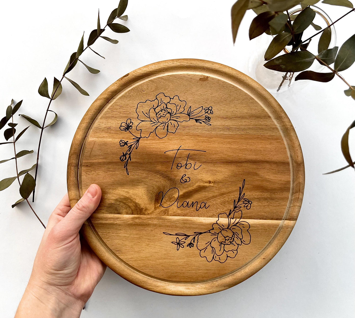 Personalisiertes Schneidebrett als Geschenk zur Hochzeit mit Name oder als Einzugsgeschenk für Paare & Familien, Blumen Schneidebrett